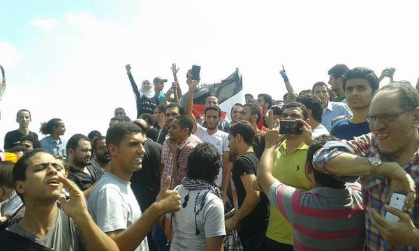 Shift_EGY's tweet photo. صور للقافلة الشعبية بالقنطرة شرق فى الطريق إلى #غزة http://t.co/xFrdqWDXf4