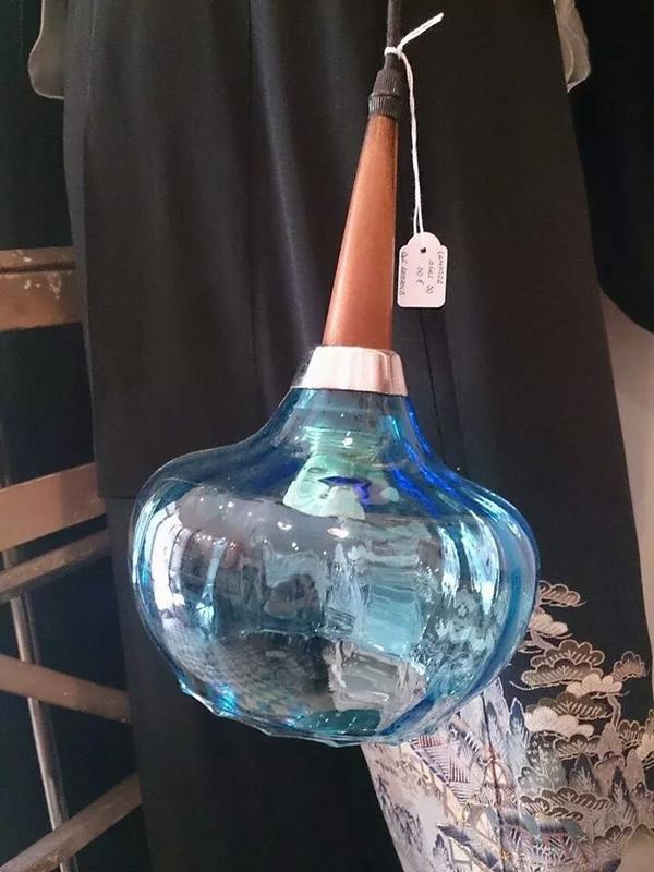 lotenumero13's tweet photo. Lámpara años 50 con tulipa en vidrio soplado, 50 euros -20%dto!! #rebajas #vintage #malasaña http://t.co/XsLVeO40dU