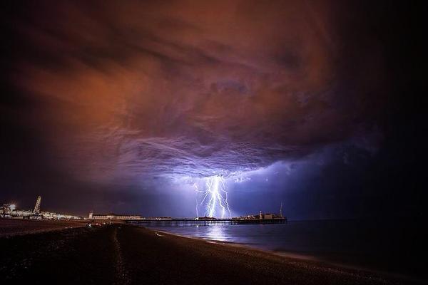 @deric_hartigan Epic lightning in #Brighton by Max Langran #3eWeather #UKStorm