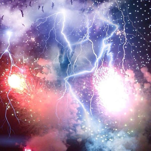 人間食べ食べカエル 足立の花火大会が雨の中でひどいと言われていますがここで去年の隅田川花火大会を見てみましょう 花火に雷も混じって新たなアートを形成していますね Http T Co Vv7epltacc Twitter