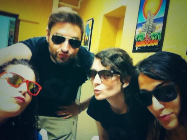 albareca's tweet photo. Las Ladies con el Cheriff de producción! 😏 @marialumc @CristinCe @xolobass http://t.co/bWqdagNV9r