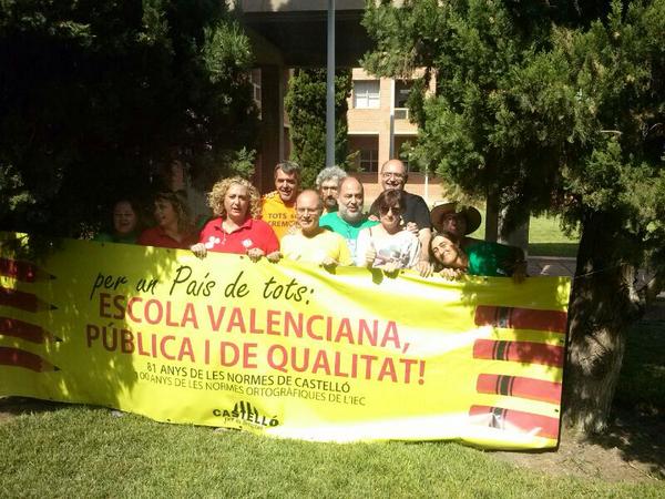 marclia's tweet photo. 2n dia @AcampadaEscolaP #occupylapublica
Pel manteniment d'unitats, línies i escoles públiques! #síalvalencià http://t.co/E6zzd60FHS