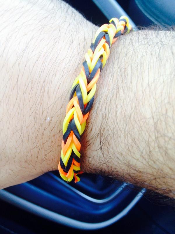 Fortina_7's tweet photo. Il bracciale che mi ha fatto @EricaFortina con i colori @KTM_Racing e @Antoniocairoli #222 #ktm #mxgp http://t.co/tvL706vdV1