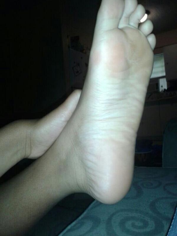 FeetRate's tweet photo. 90/100 #Feet #Toes #Blue #Ebony #Soles #Cute #Kik #SoftFeet #NiceFeet #LongToes #FeetWorld http://t.co/e94lpr8o9e