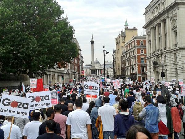 RedPeppermag's tweet photo. Demonstration stretches all the way from Parliament to Trafalgar Sq #Gazaj19 #FreePalestine http://t.co/6kC6eai7Er
