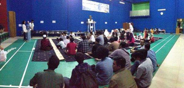 InfoALT2009's tweet photo. Penyerahan hadiah sebelum Tarawih bersama.... http://t.co/z2wmR8lMiy