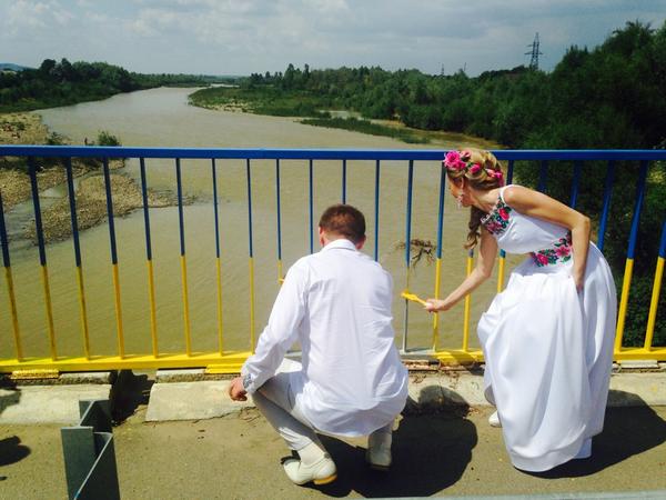 HannaHomonai's tweet photo. Розмалюй Україну. Коломия. Нові весільні тради��ії :) http://t.co/8I6WjupdU0