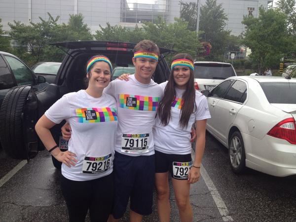brittdrou's tweet photo. Ready to ruuuuunnnn ! #colourrun #Happiest5K @ClariceVanessa http://t.co/P5TnNzqt7Y