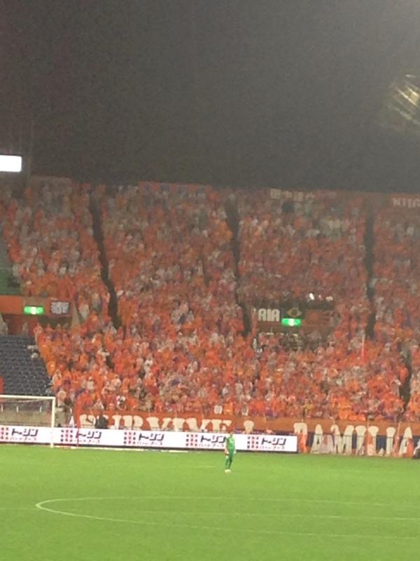 もり Reds 画質悪いけど 他サポだけど 埼スタのアウェーゾーンで上まで埋まってて ゲート付近に立ち見もいる こんな天気で 新潟は 守備型のチームだから あんまり勝てないのに ここまで駆けつけてくれるサポーターの気持ち大事にすべきだ 新潟の