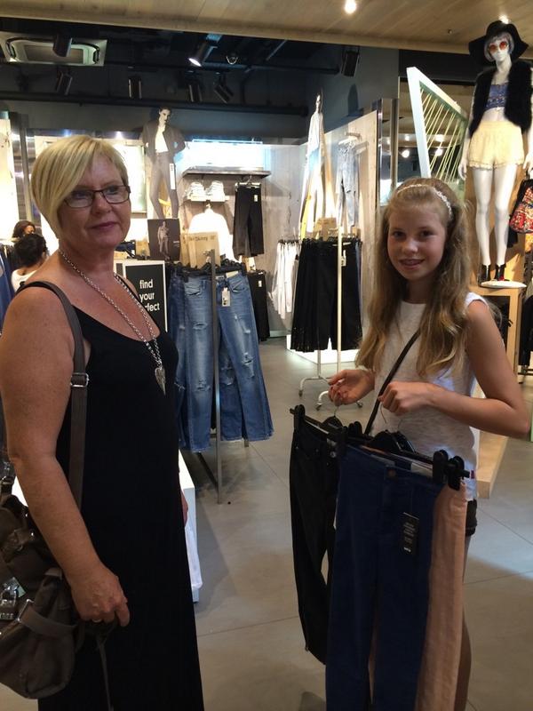 strf's tweet photo. På TopShop med jentene http://t.co/u9RFc8nS9Z