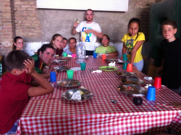 ItakaSevilla's tweet photo. Comemos bien para reponer fuerzas! @itkescolapiosgr @Itaka_Cordoba #Aventureros2 http://t.co/cQd4epVqwe