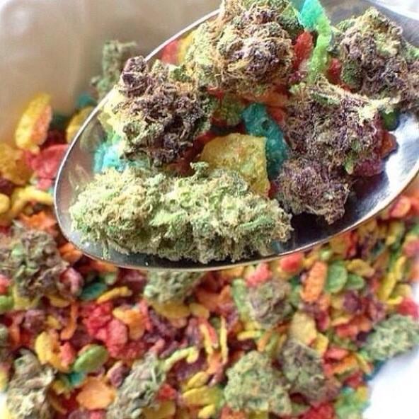 weednsnacks's tweet photo. My idea of breakfast http://t.co/d46lIkjxjB