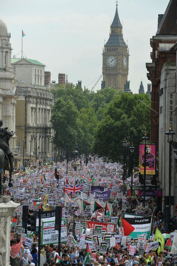 GeorgeAylett's tweet image. Currently the scene in London at the moment...
Why isn't this all over the news? #GazaUnderAttack