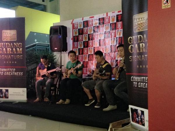 Torang tadi da perform... Thank's to <a href="/coffeeislandID/">Coffee Island Cafe</a> and, komunitas MU manado.... SALAM KENYAL.... \m/
