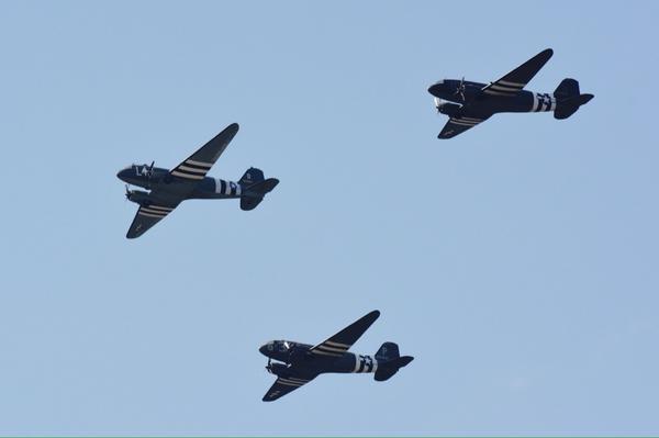 LIVE: 3 DC3s with #DDay70 markings