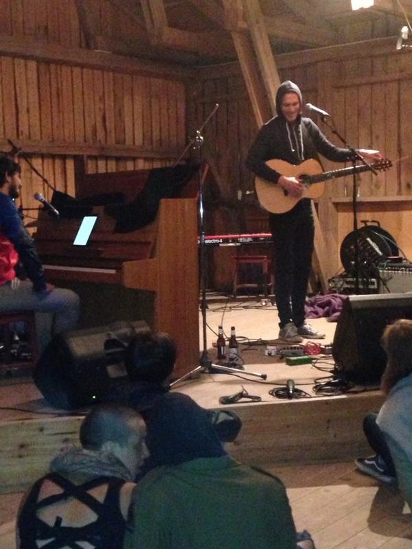 GreiderDD's tweet photo. Och nu Tingsek -soul. I en loge i Dala-Floda. Och svalorna flyger faktiskt omkring i taket! #daflo http://t.co/fOCn2xO7Sh