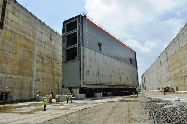 canaldepanama's tweet photo. En impresionante operación, movilizan primera compuerta hacia nuevas esclusas del Canal.
http://t.co/XmJwwz9oBf http://t.co/gkrr0MdOQm