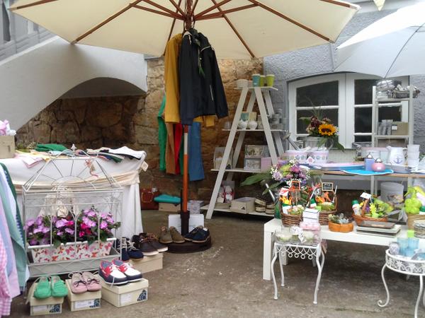 CapoteVeronica's tweet photo. Nos hemos visto obligados a recoger el stand,esperemos que mañana podamos vernos!!! http://t.co/wrR45eG94A