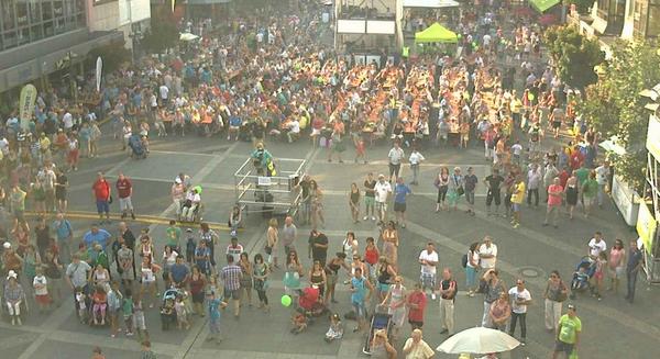 Polizei_KO's tweet photo. #rlptag14 tolle Stimmung vor der SWR3 Bühne auf dem Luisenplatz http://t.co/D9u3uiuJhX
