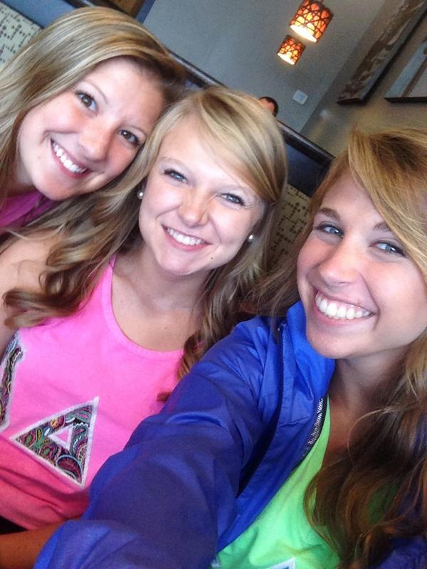LizzieBrand's tweet photo. @WKU_ADPi @ellebell36 @Erin_beattie lunch with some of my favorites! http://t.co/JbF3rNAJTK