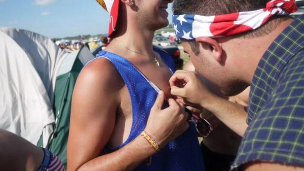 countdown2CT's tweet image. Grooming will be a privilege in FIVE days, Nick and David are reminding us all to shave our chest hairs!