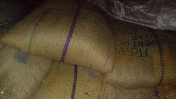 kapsology's tweet photo. Ration Blackmarketing Caught By Ration Vigilance Committee wth the help of #AAP's Tilak Nagar MLA Jarnail Singh http://t.co/RwDHU3dScd