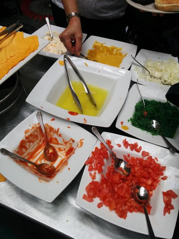 chistutter's tweet image. This is what happens when a bunch of non-Chicagoans have a hot dog buffet lunch in #Chicago... #FRIENDS2014