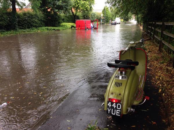 2Commute's tweet photo. Extreme 2commuting tonight on the Lambretta. The 55 year old scoot never missed a beat! #2commute http://t.co/9H591IBgwN