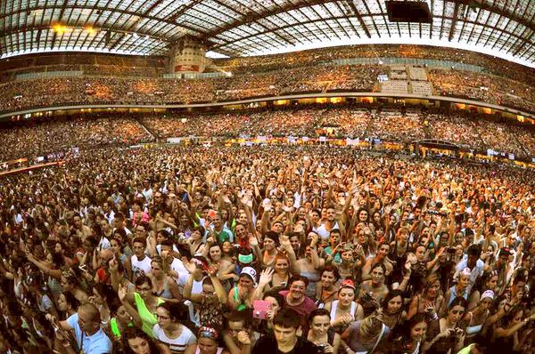 RadioItalia's tweet photo. Buonanotte a tutti!"Viva i romantici viva quelli che anche se innamorati piace perdersi..." @rockmoda #ModaStadi2014 http://t.co/WHepbqEl01