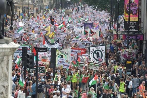 soniaenred's tweet photo. Manifestaciones en Paris, Londres y Marsella contra la masacre en #GazaUnderAttack http://t.co/PAP35KENg0