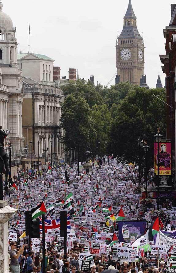 soniaenred's tweet photo. Manifestaciones en Paris, Londres y Marsella contra la masacre en #GazaUnderAttack http://t.co/PAP35KENg0