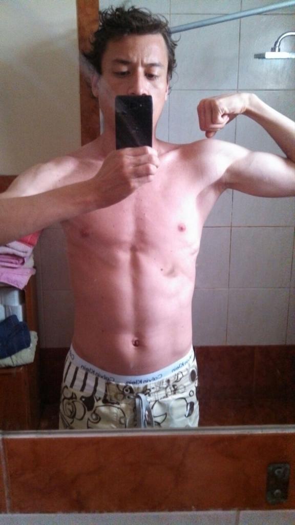JohnnyDiet's tweet image. #ReportingProgress sigo con pecho de gato pero al menos el bícep tira algo de finta y con el abdomen de Melissa Loza.