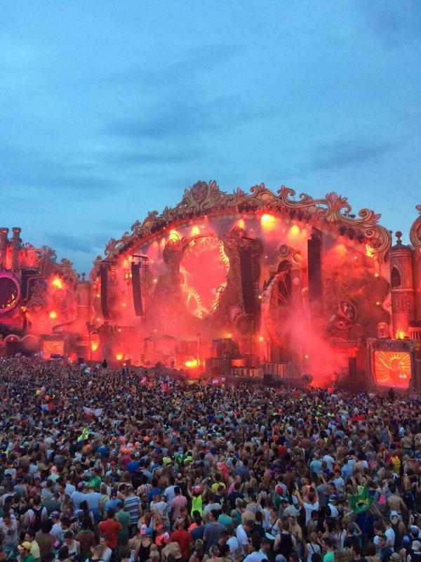 sacmx's tweet image. Así está el MainStage del #Tomorrowland con Alesso.