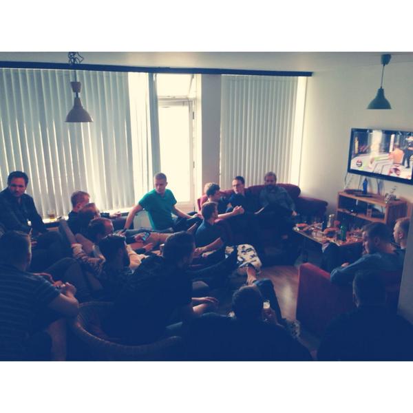 Helstu stuðningsmenn Gunna samankomnir í hinni víðfrægu "Blokk". #UFC365