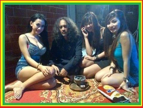 ardy174's tweet image. "@juliaperrez: tanteh jupe gede amat mau ath