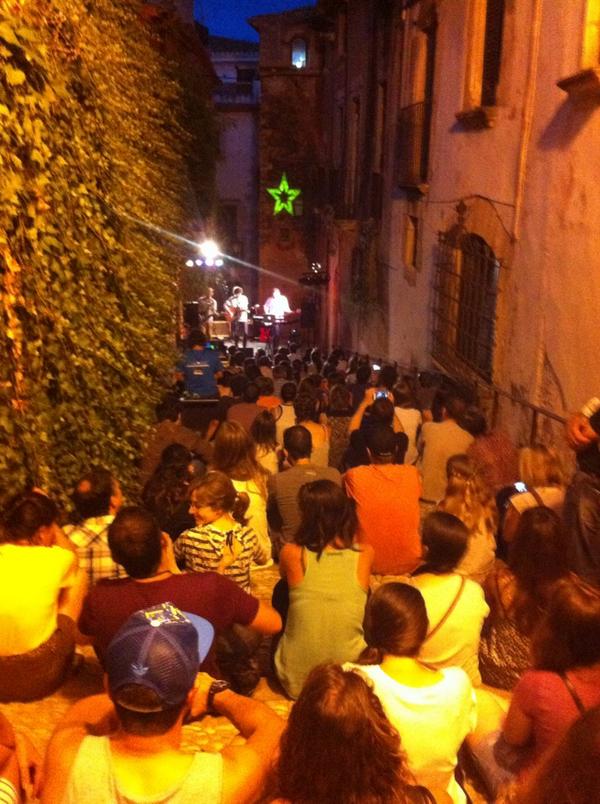 altacustic's tweet photo. Els @DEARtgn a l'escenari @EstrellaDammCat. Una paraula: bellissims! En 10 minuts @PauVallve a la Plaça del Pou! http://t.co/UE7xZleg3g