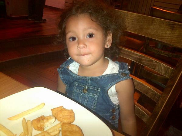 IsmailAqeela's tweet photo. Almaaz is so cute,tells us "I wana take a selfie" lol #cutie http://t.co/FxXYYSQCaI