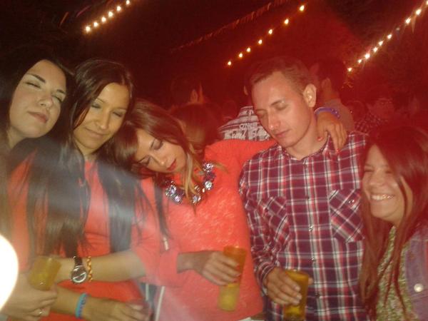 Luu_Alcazar's tweet photo. Noche de fiestas @ElenaColastra @MariaSalvadorMe http://t.co/CuJ45vxmra