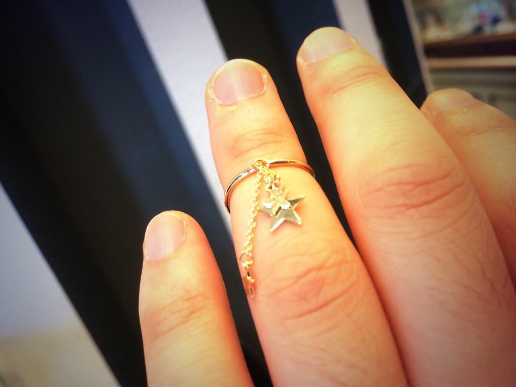 Cherish E M ルクア大阪店 ネイルシールもあと僅かです 嬉しいアクセサリー付き 税込 3 024 Em Lucua ネイル ファランジリング 関節 Http T Co R31q6puuzg