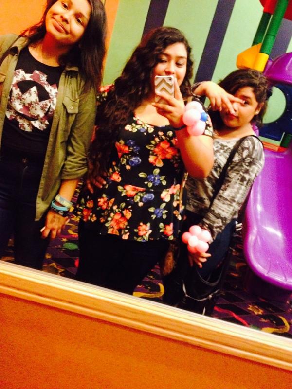 2Wendii's tweet image. Still at johns an it's amazing with them and I'm having fun thanks Breanna #bestfriend #workingrightnow