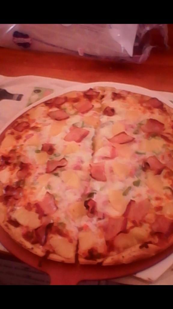 CornerBarPizza's tweet photo. Fresh out of the oven a thin crust pineapple, bacon, green peppers and ham #Pizza http://t.co/PaT8QsUfsN