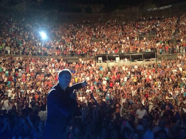 gadelmaleh's tweet photo. Merci Vienne. #theatreantique #SansTambourTour http://t.co/vBE9yu78Uj