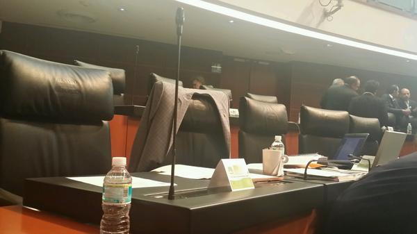 LaydaSansores's tweet photo. Del P Verde no hay ningún senador. Más interesados en el negocio q en el debate energético http://t.co/h2HJ9APeZF