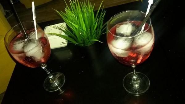 PereaaaaK's tweet photo. En Terraza Siam, empezando la noche con el puerto de indias 👌🍹🎊💃 @OTIUM5 , @manuelaaa86 , @pepeps84 http://t.co/sPr0CrCx8W