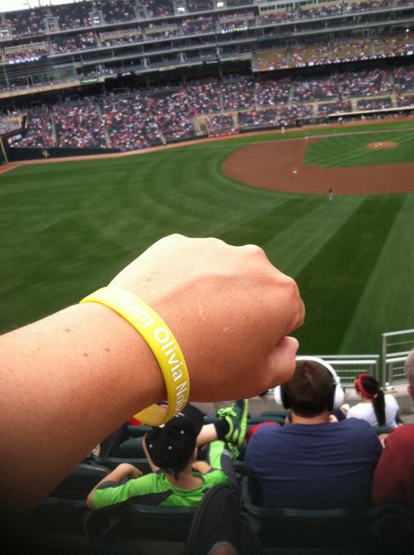 candihett's tweet photo. #twinspics #teamolivia #StandUpToCancer #noonefightsalone http://t.co/0xJDTFig8R