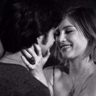 قل لِيِ بعضَ الكلام البسيطِ ، الكلام الذي تشتهي اُمرأةٌ أَن يُقَالُ لها دائماً