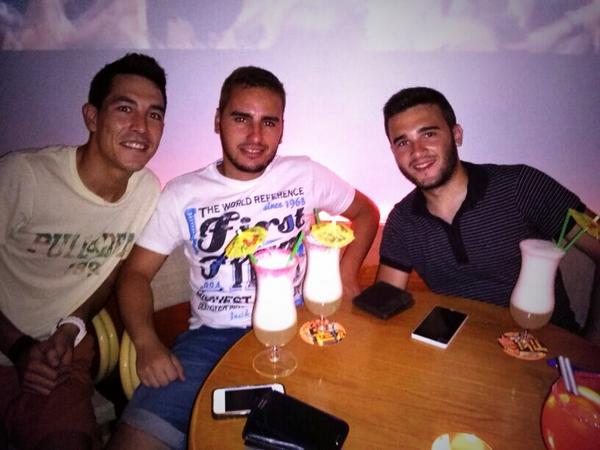 josepet_2's tweet photo. De cocteleo en el @tikibar @santi_0_1 @Manolo_xolinet http://t.co/r1XJrR6r0I