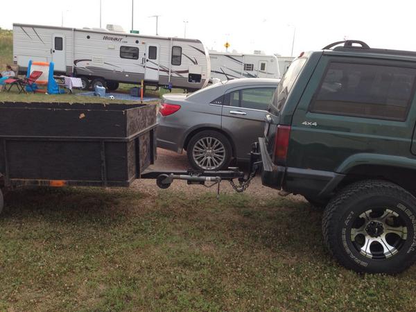 jonridley24's tweet image. Towing with a lifted jeep isn't the best idea... Even with a hitch that drops 11 inches  #notlevel