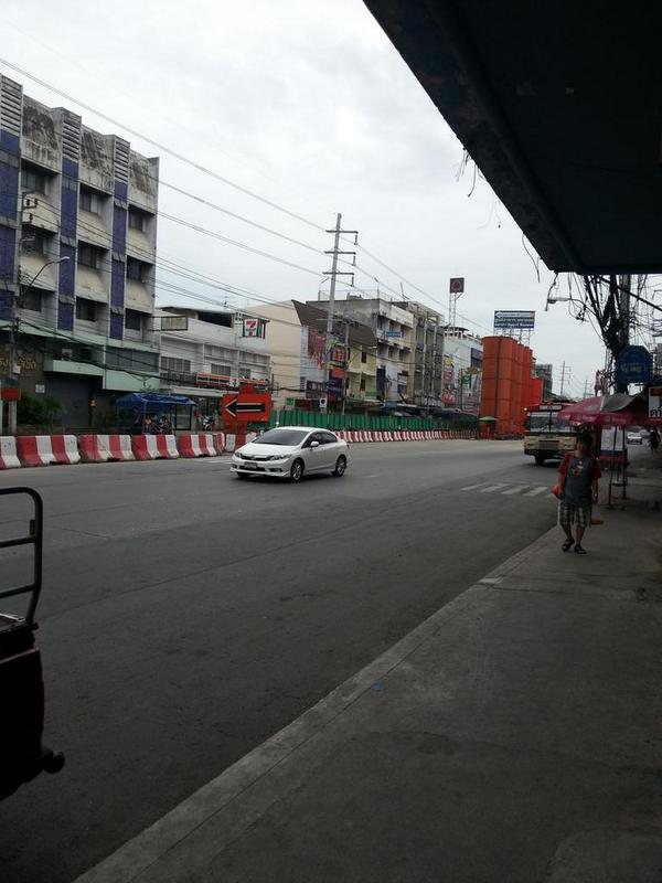 super_ood's tweet photo. @js100radio 07:43 ชื่นชม แท็กซี่สีชมพูทะเบียน ทษ 7704 เป็นรถคันเดียวที่จอดให้คนข้ามถนนตรงทางม้าลายนี้ครับ http://t.co/n8PcXh7cDE
