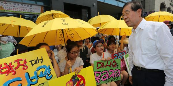HuffPostKorea's tweet photo. 박원순 서울시장이 20일 한국마사회 측에 용산 화상경마장의 영업 중단을 요청했다. http://t.co/dOc64kBh99 http://t.co/efm3uPQXGY